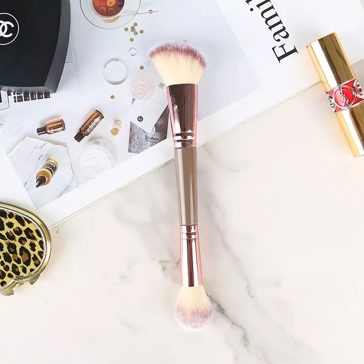 Reinigung und Pflege von Make-up-Pinseln mit Holzgriff